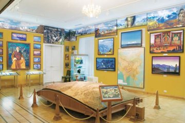 Правоохоронці винесли картини з московського музею Реріха