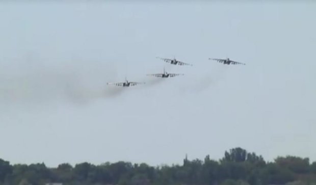 Українські військові льотчики показали вищий пілотаж (відео)