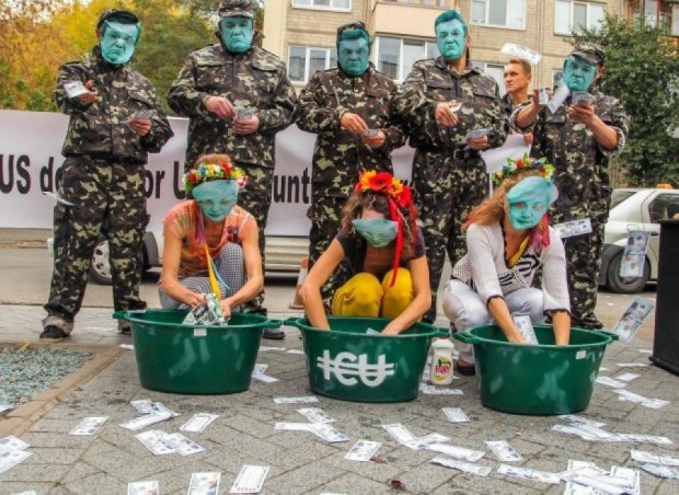 Голі дівчата у Києві звинуватили Гонтареву в корупції (фото)