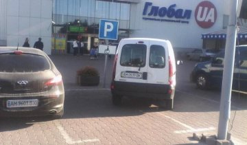 "Герой парковки" накосячив біля торгового центру