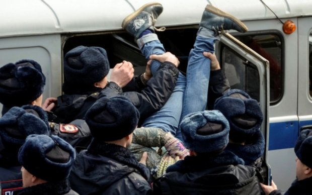 Российский спецназ начал массовые задержания в Симферополе