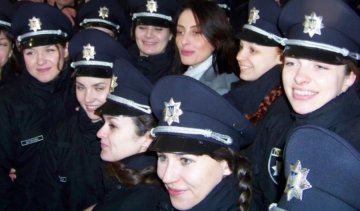 Заплетена коса – новий тренд українських патрульних 