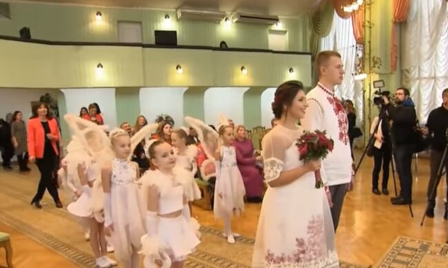 Реєстрація шлюбу, кадр з відео