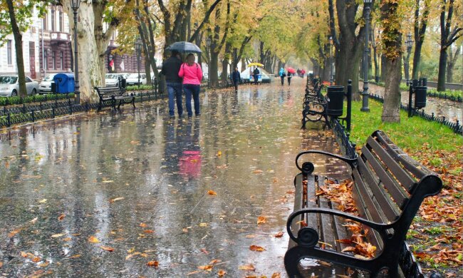 Харків'яни, усім - по парасольці: мокра стихія пограє з українцями в догонялки 4 жовтня