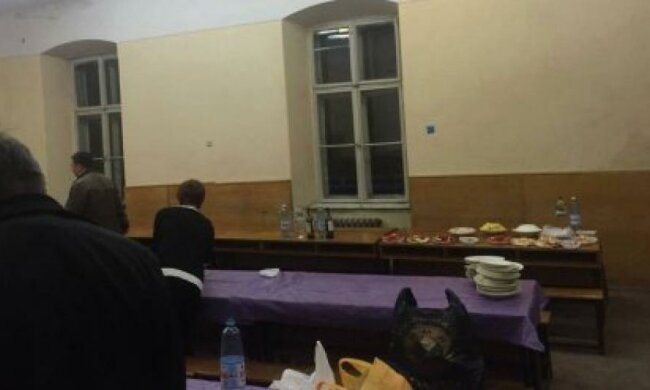 Львовские преподаватели не стеснялись пить и курить прямо в ВУЗе (фото)