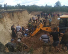 Рівненщину приголомшила трагедія: тонни піску поховали малюків заживо, врятували не усіх