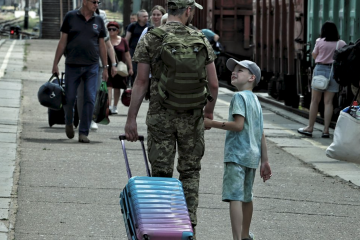 Украинский военный с ребенком