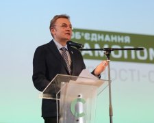 Садовый призвал начать эвакуацию украинцев с Донбасса