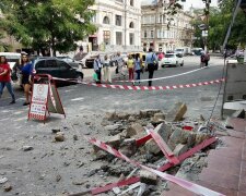 В Одесі на голови перехожих обвалився балкон: у Труханова "не помітили", - кадри комунального пекла