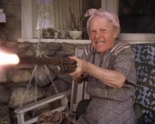 Бабуся "божий одуванчик" пригостила сусіда кулею