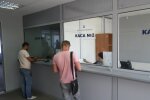 Люди платят через банк