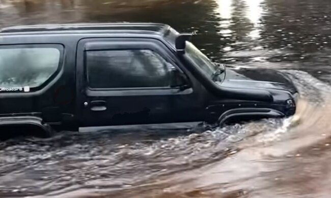 Рух авто під час затоплення. Фото: Youtube