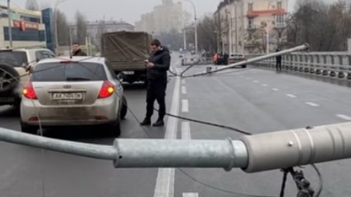 В Киеве на Шулявском мосту рухнули столбы - ЗНАЙ ЮА