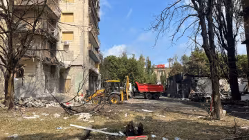 Ліквідація наслідків обстрілу в Соломенському районі Києва