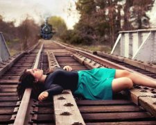 Мешканці Київщини від безвиході лягли на рейки