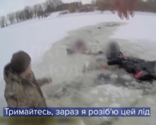 За шаг до беды: в Черкассах патрульные вытащили супругов из ледяной ловушки