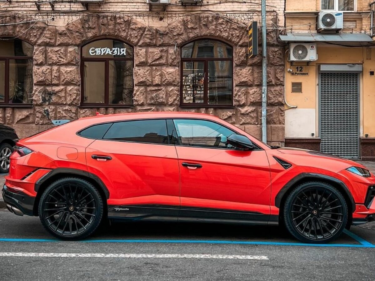 В столице заметили новенькую Lamborghini Urus в заряженной комплектации -  ЗНАЙ ЮА