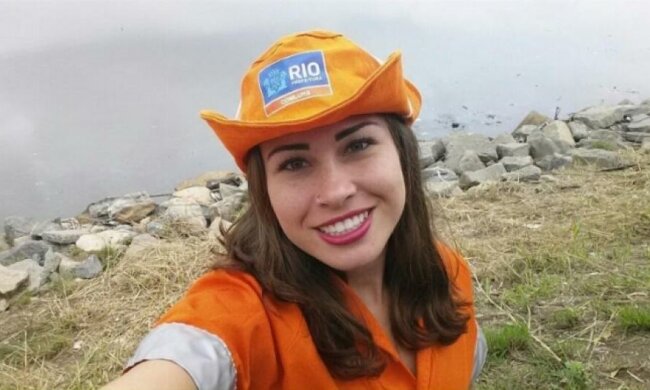Спокуслива бразильська прибиральниця стала зіркою інтернету (фото)