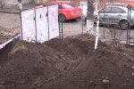 Комунальники Кернеса залишили харків'ян без води і з величезною ямою під вікнами - солдат спить, служба йде