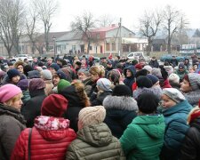 Під Тернополем влаштували молебень проти приїзду українців з Уханя, - "З нами бог!"