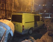 Київський "герой парковки" прикинувся сміттєвим баком - "Відкинув колеса на дитячий майданчик"