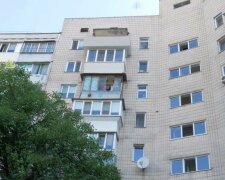 В Запорожье женщина повисла с балкона на 9 этаже, болтала ногами и умоляла о помощи - очевидцы в ужасе