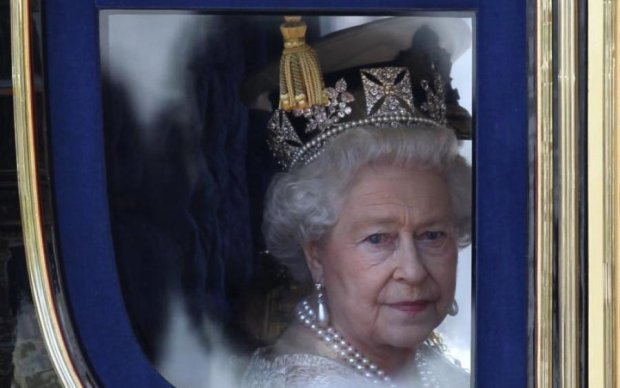 "Неверная и нелюбимая": королева Елизавета жестко прошлась по невесте Гарри 