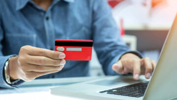 Карткові перекази. Фото з відкритих джерел