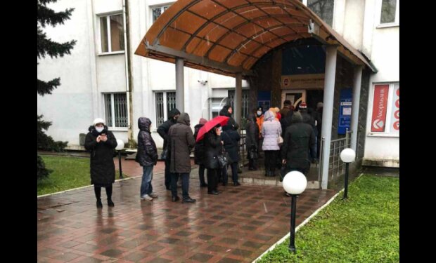 Черновчан заставили "ночевать" под налоговой, нервов не хватает: "И в снег, и в дождь"