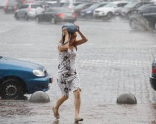 Погодный армагеддон в Киеве: стихия уничтожает город, люди в панике