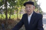 100-річний пенсіонер ганяє на мопеді і робить вино, секрет простий: "П'ю це щодня"