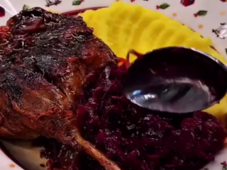 Утиные ножки со сливами и медом, кадр из видео