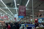 Пользователи высмеяли предновогодний ажиотаж: пробки с дорог перекочевали в супермаркеты
