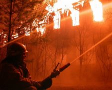 В Киеве полыхает посольство Йемена (видео)