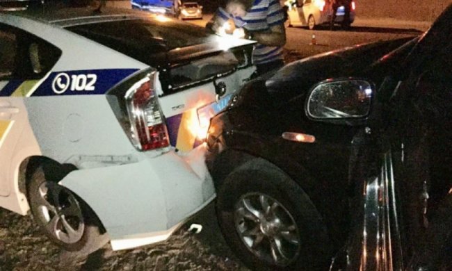 Чоловік розбив дві поліцейські машини в Києві (фото)