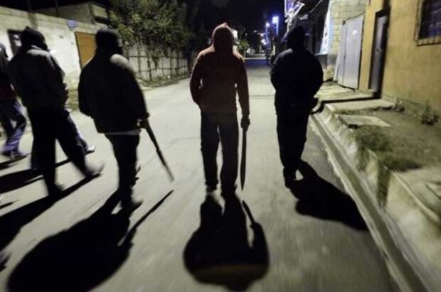 Связали охранника и угрожали расправой над женой: под Киевом бандиты в масках открыли новогоднюю охоту