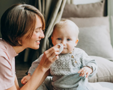 Забудьте бабушкины рецепты: врач назвал народные методы, которыми категорически нельзя лечить детей