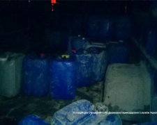 Тисячу літрів спирту знайшли у мікроавтобусі на березі Дністра