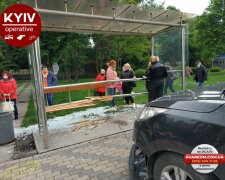 У Києві автомобіль влетів в автобусну зупинку з людьми