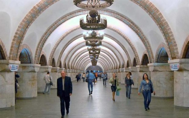 В киевском метро произошло ЧП, синяя ветка остановилась