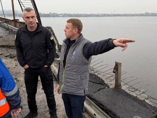 Последствия удара по Южному мосту в Киеве