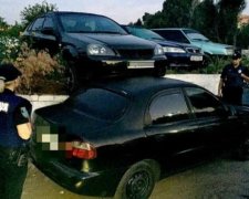 Водитель-"виртуоз" припарковал машину на крыше чужого авто
