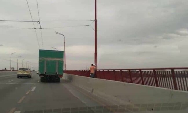 В Днепре Новый мост изуродовали криворукие "художники", Филатов грозит расправой: "С утюгами в реку"