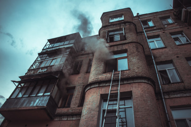 Подожгли и зачистили: в Киеве наглость застройщиков лишила сотни людей жилья
