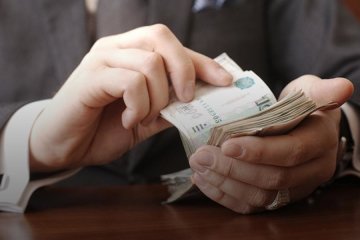 Чиновники з травня отримуватимуть 50% надбавки до зарплати
