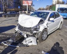 У Києві таксист на величезній швидкості протаранив Peugeot: зім'яло, як жерстяну банку, трьох намагаються врятувати