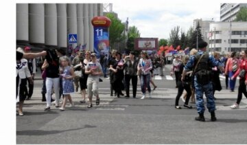 Титушки не дают протестующим покинуть митинг в Донецке