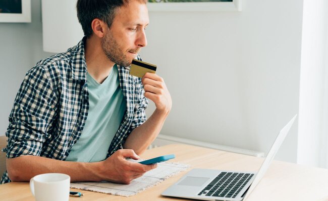 Чоловік переказує кошти на іншу карту