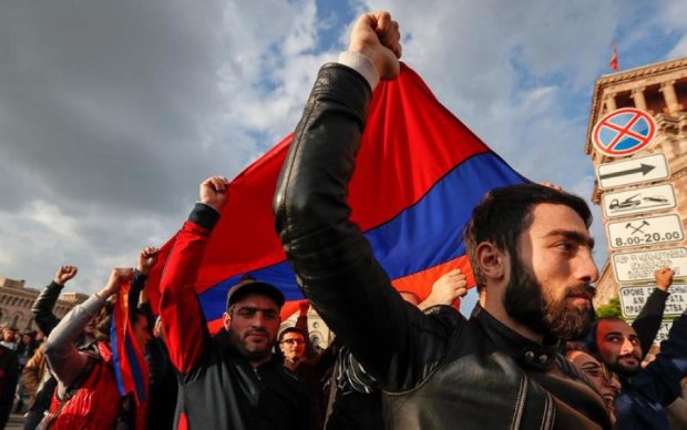 Блокування всіх доріг та аеропорту: в Єревані почався тотальний страйк
