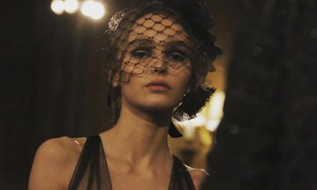 Мокрая дочь Джонни Деппа осталась в одних шортах